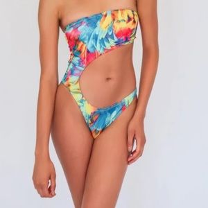 Melissa Simone Elle cut out one piece